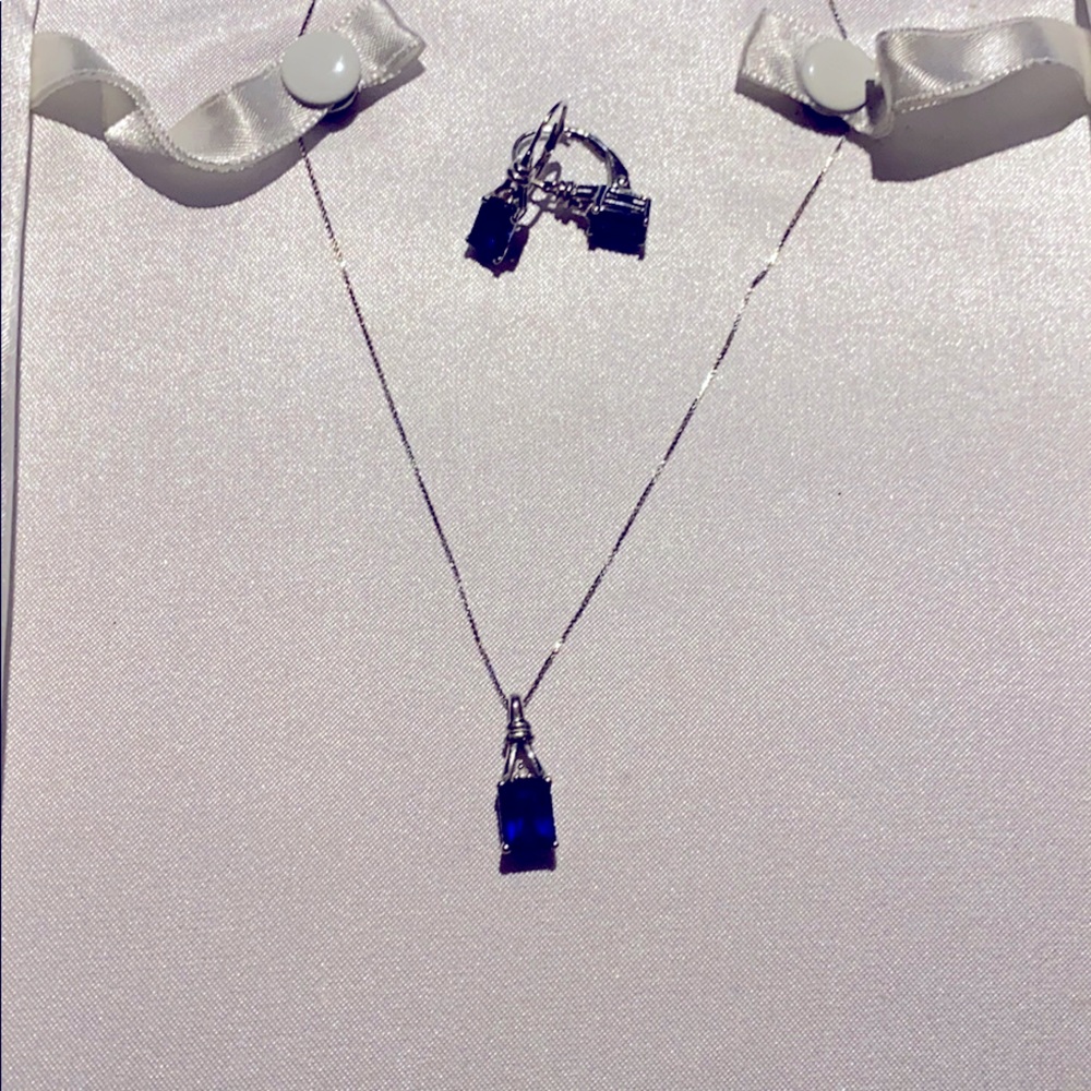 EMERALD-CUT SAPPHIRE NECKLACE AND EARRINGS - 14KT